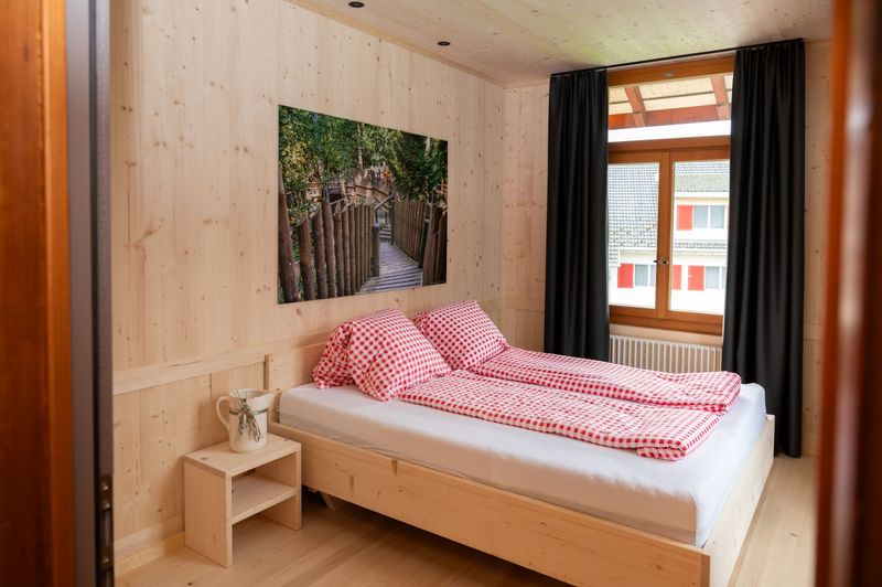 Sanierung des denkmalgeschützten Hotel Kreuz in Romoos – Nachher | Modernes Familienzimmer | Alles Themenzimmer mit Romooser Holz modernisiert 